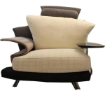 Super Roy 04/05 nojatuoli niskatuella ja pöydällä